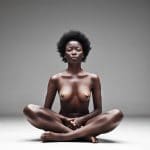 Model sexy africaine nue en position du lotus