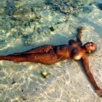 Malaika, congolaise gros seins nue à la plage